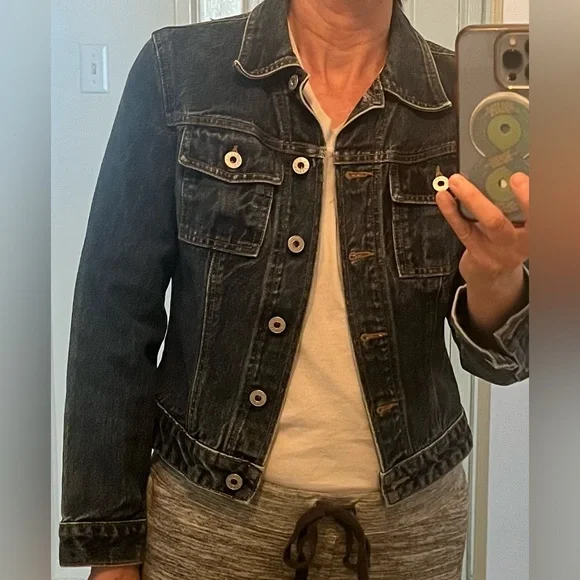 Guess Jean jacket marked as medium, but fits like a small - Picture 6 of 6